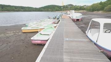 異様…女神湖の水位が著しく低下　観光用のボート営業休止　少雨や雪不足が影響か　観光関係者「大きな痛手、しっかり雨降って」　長野・立科町