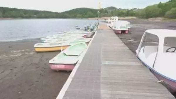 異様…女神湖の水位が著しく低下　観光用のボート営業休止　少雨や雪不足が影響か　観光関係者「大きな痛手、しっかり雨降って」　長野・立科町