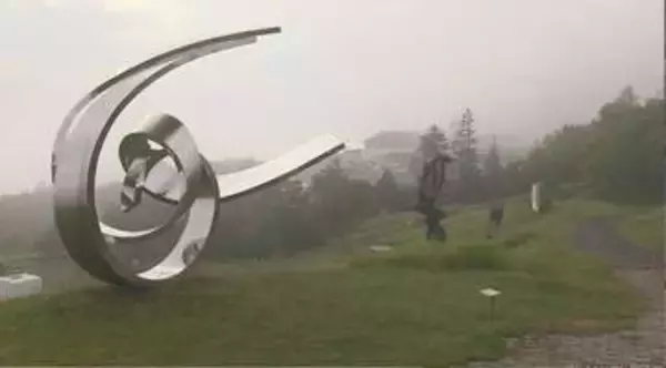 「霧で幻想的」　標高2000メートルの美ヶ原高原美術館が午前4時の早朝開館　晴れた日はご来光や雲海も楽しめる