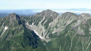「脱水のような症状を繰り返し、ふらついている」16人パーティのツアー登山に参加の大阪市の68歳男性が手足のしびれなど体調不良　添乗員と下山中に転倒してケガ、行動不能に　ヘリで救助　北アルプス涸沢で遭難