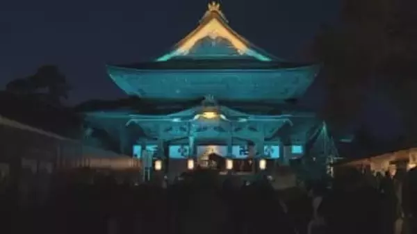 善光寺本堂を5色の光でライトアップ　「長野灯明まつり」はじまる　あたたかいグルメイベントも　23日まで開催