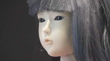 「ひとりでに動いた」“ちょっと怖い人形”が50点　なぜか目が離せない…悲しい人形、笑顔なのに不安にさせる人形も　長野・須坂市の博物館で初の展示会　「新しい怖さの発見で、猛暑にヒンヤリして」