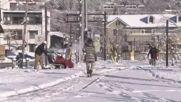 雪かきに追われる　長野市14センチ、野沢温泉41センチ、小谷38センチ