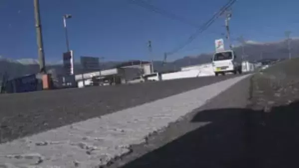 道路横断中に車にはねられる　38歳男性が意識不明の重体　タクシーを降りた後、道路に出てはねられたか