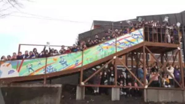 小学校にスキージャンプ台を再建　小学生が募金などで修繕費用約900万円を集める　ノルディック複合の渡部暁斗選手、善斗選手、元モーグル選手の上村愛子さんらオリンピアンも協力