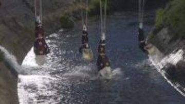 逆さづりになって踊る「橋がかり」に大歓声　千曲市「雨宮の御神事」　コロナ禍を経て、9年ぶり通常開催