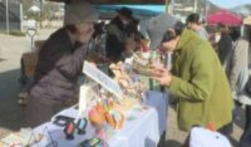 「出会いがある」　2013年の開始以来100回目の「善光寺びんずる市」　ハンドメイドの品を持ち寄る場として定着　初の2日間開催でにぎわう