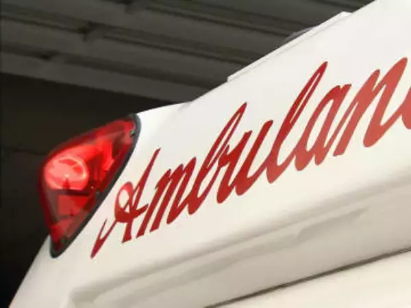 未明に住宅全焼　男女3人を救急搬送　住人と帰省中の親族の男性　避難も煙吸い込む