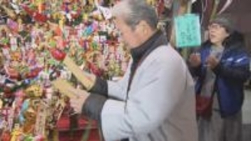 縁起物を求めて「宵えびす」にぎわう　長野市の西宮神社