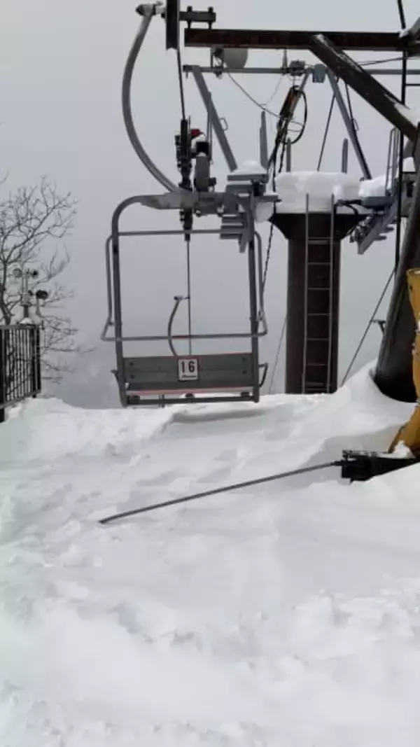 リフトで宙づりに　22歳女性が死亡　安全装置が作動しなかった可能性　死因は窒息を原因とする低酸素脳症　リュックのバックルが挟まり、引きずられたか　長野・小谷村のスキー場