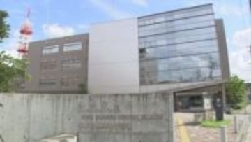 クレーン車でつり上げた車が落下　下敷きになり従業員が死亡　無資格で運転か…事業主を書類送検　資格の無い従業員に車をクレーンで吊り上げる玉掛け業務をさせていた疑いも　長野・飯田市