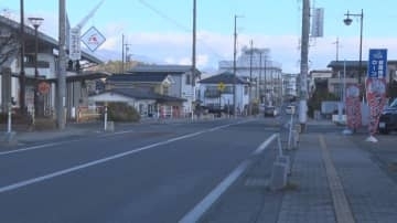 27歳女性が運転の車にはねられ62歳男性が意識不明　歩いて道路横断中…街灯が少ない交差点