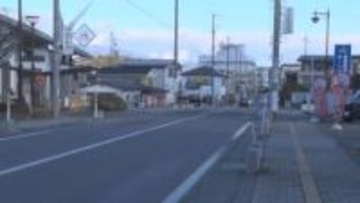 27歳女性が運転の車にはねられ62歳男性が意識不明　歩いて道路横断中…街灯が少ない交差点
