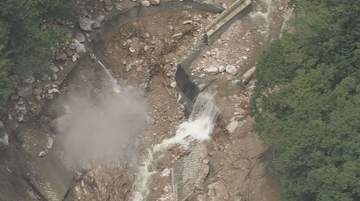 土石流で橋が流され道路も路肩が崩壊　北アルプスの登山道に通じる県道　登山者ら約390人が孤立状態に　県は仮橋の設置急ぐ　麓に温泉を送るパイプも破損