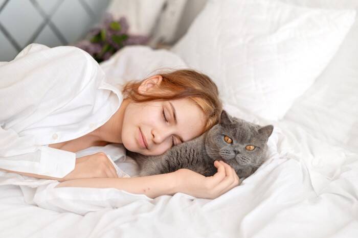 猫が『飼い主さんのお布団で寝たがる』4つの理由　逆に寝てくれない場合の原因も