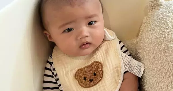 座っている赤ちゃんの後ろを見ると、『２匹の猫』が…まさかの瞬間に「可愛いの洪水が起こってるｗ」「ベストショットすぎｗ」と反響