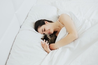 猫が飼い主の『腕の中で寝たがる』理由4つ　安心してくれている証？上手に対応するコツまで