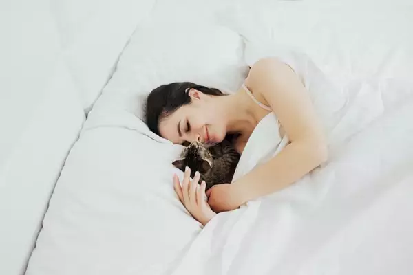 猫が飼い主の『腕の中で寝たがる』理由4つ　安心してくれている証？上手に対応するコツまで
