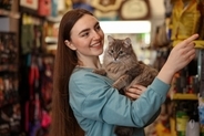 スーパーマーケットの入口でお客さんを誘導→「かわいい圧」をかけて、餌をゲットする猫ちゃんが大人気に　パラグアイ