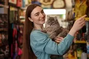スーパーマーケットの入口でお客さんを誘導→「かわいい圧」をかけて、餌をゲットする猫ちゃんが大人気に　パラグアイ