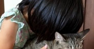 娘に『猫吸いされる猫』と、隣で『次は自分の番』だと察した猫…笑ってしまう『2匹の様子』に7万いいね「諦めてるｗ」「病院の順番待ちｗ」
