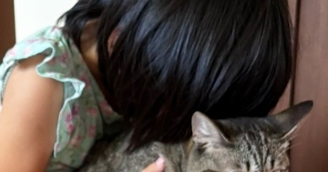 娘に『猫吸いされる猫』と、隣で『次は自分の番』だと察した猫…笑ってしまう『2匹の様子』に7万いいね「諦めてるｗ」「病院の順番待ちｗ」