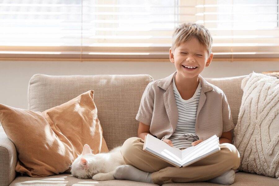 「出席率は100％」毎朝、少年と一緒に通学する飼い猫が、学校で大人気のマスコットに　英国スコットランド