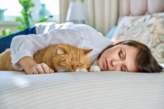 猫が『飼い主のマネをしている』ように見える瞬間4選　実は偶然ではない？科学的な根拠も解説