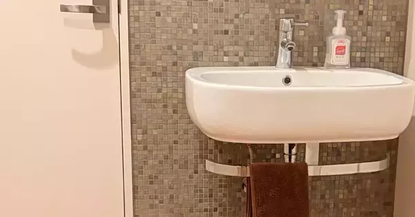 爪を切られ、薬も頑張ったネコ→様子を見てみると……笑ってしまう瞬間に「めっちゃ隠れてるｗｗ」「人生最悪の日だったにゃ」と反響