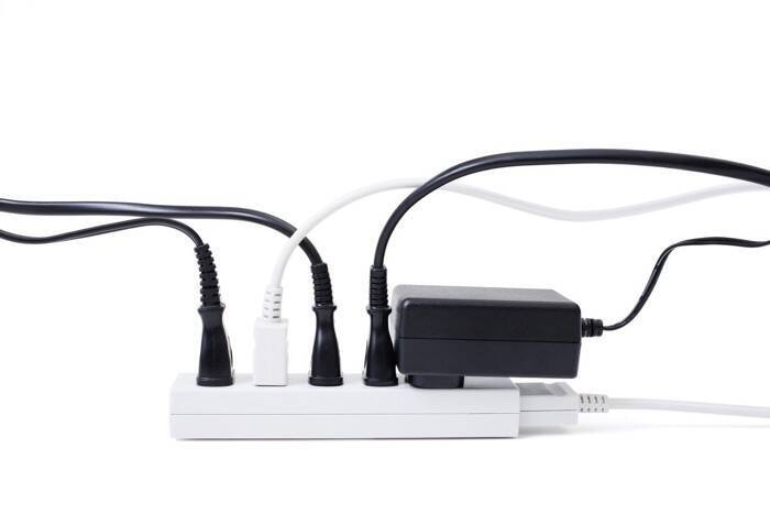 猫が『電気コード』を噛もうとする理由4つ　起こりうる事故の危険性や予防策も解説