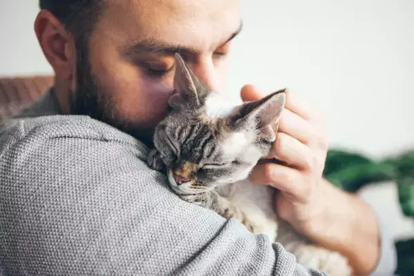猫好きが密かにやる『他人には見せられない行動』3選　あなたの愛猫だけが知っている姿とは？