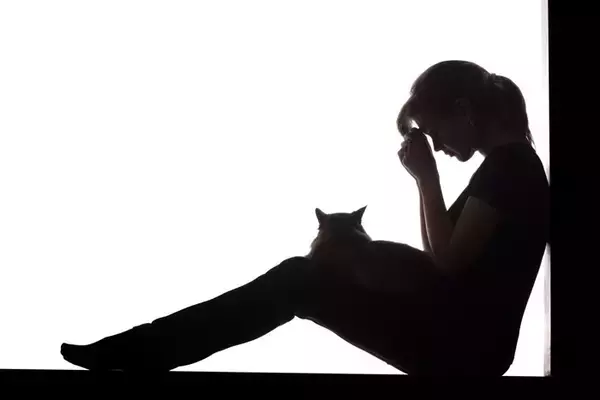 猫が『泣いている人に寄り添う』3つの理由　慰めるような仕草に隠された意味とは