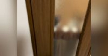 帰宅して部屋のドアを開けると、『2匹の猫』が…あまりにも尊い『お出迎えの光景』が99万再生「想像以上に可愛い」「本当にたまらない」