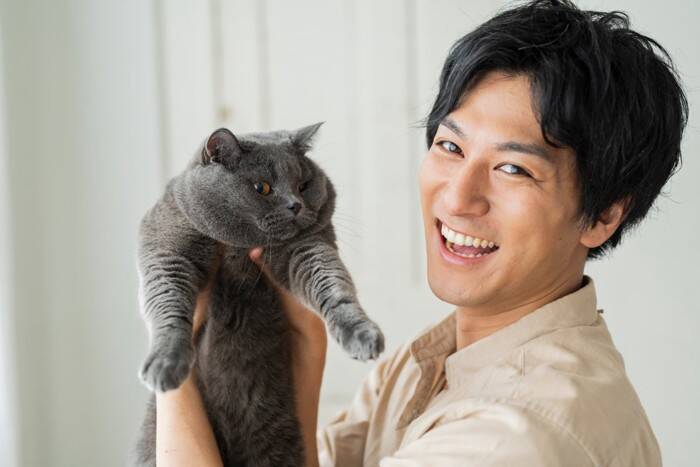 猫が落ち着ける『正しい抱っこ』のポイント5つ　嫌がってしまう理由や避けるべき抱き方まで