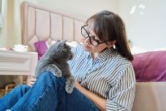 熱心に「猫語で」会話中の猫と飼い主　ほほえましい動画がネット民の笑顔を誘う
