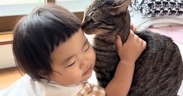 生まれたときからずっと一緒の『女の子と猫』…あまりにも尊いやり取りが89万再生「お互いに好きなのが伝わる」「ほっこりした」