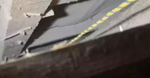 3メートルの深い隙間に『落下した子猫』を救出しようとした結果…608万再生された感動の瞬間に「凄いアイディア」「優しさに涙が出た」の声