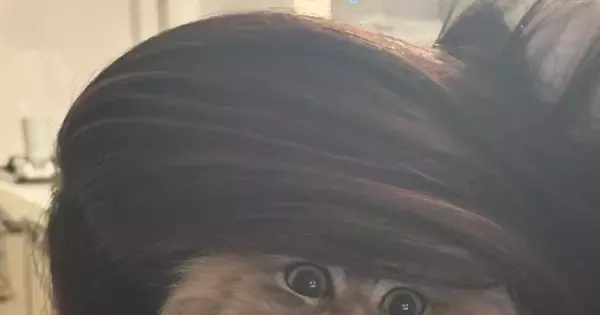 ママに『吸われる猫』→表情を見たら……笑わずにはいられない瞬間に９万いいね「この世の終わりのようなｗ」「本当にすごい表情ｗ」