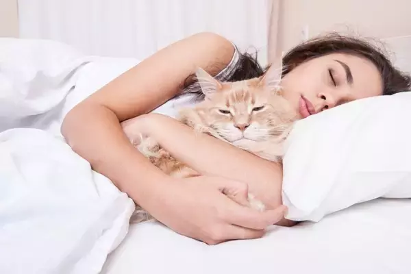 猫が『一緒に寝たい』と思う人が持っている特徴5つ　選ばれるためのコツや添い寝するときの注意点まで