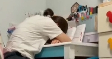 連休明けで疲れ切った様子の人間→隣を見ると、『ネコ』が…まさかの光景が242万再生「飼い主に似るってやつか」「反省してるのかなｗ」