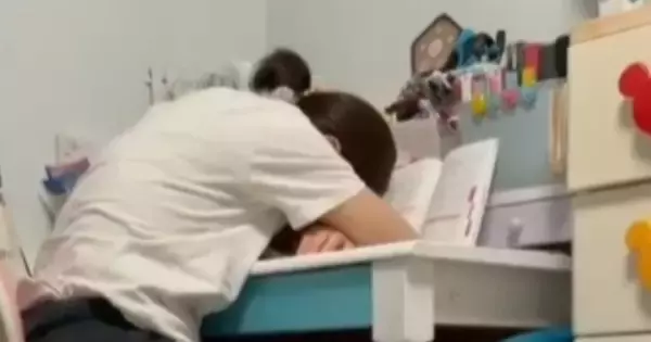 連休明けで疲れ切った様子の人間→隣を見ると、『ネコ』が…まさかの光景が242万再生「飼い主に似るってやつか」「反省してるのかなｗ」