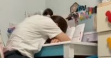 連休明けで疲れ切った様子の人間→隣を見ると、『ネコ』が…まさかの光景が242万再生「飼い主に似るってやつか」「反省してるのかなｗ」