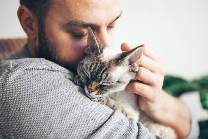 猫が『男性より女性』を好みやすい理由5つ　なぜ違いがあるの？男性が好かれるためのコツまで