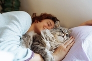 猫があなたの腕に『抱きついてくる』ときの理由4つ　可愛い行動の意味や心理を解説