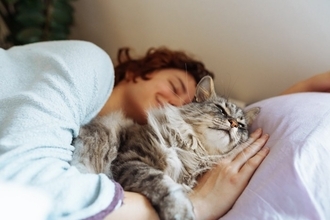 猫があなたの腕に『抱きついてくる』ときの理由4つ　可愛い行動の意味や心理を解説