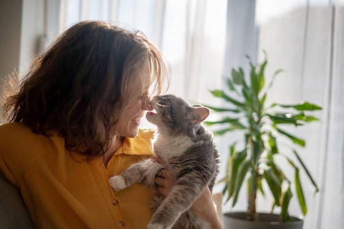 猫があなたのことを『舌で舐める』理由4つ　場所ごとに意味が違う？考えられる心理も解説
