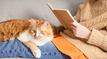 厳しい勉学を支えてくれた愛猫に「マントと角帽」をプレゼント　大学院卒業の記念撮影も一緒に　マレーシア　