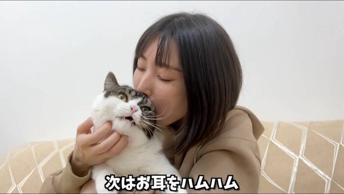 猫への愛が限界突破してしまったママ→思わず耳を食べてしまった結果…『可愛すぎる反応』が28万再生「たまらん」「食べられたｗ」