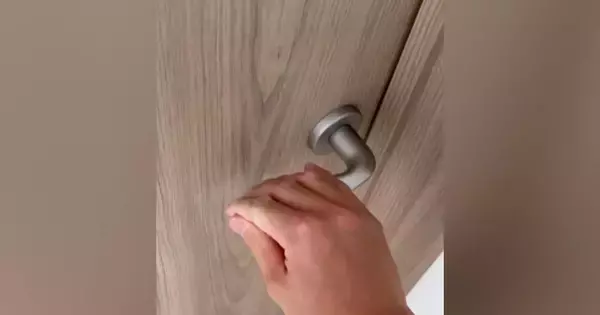 朝、『妻と赤ちゃんと猫』がいる『寝室のドア』を開けると…まさかの光景が21万再生「動じてなくて吹いちゃったｗ」「天然の睡眠薬」