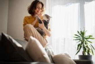 猫を『子ども扱いしすぎる』と起こるトラブル3つ　過度な愛情は逆効果に？心がけたい適切な距離感も